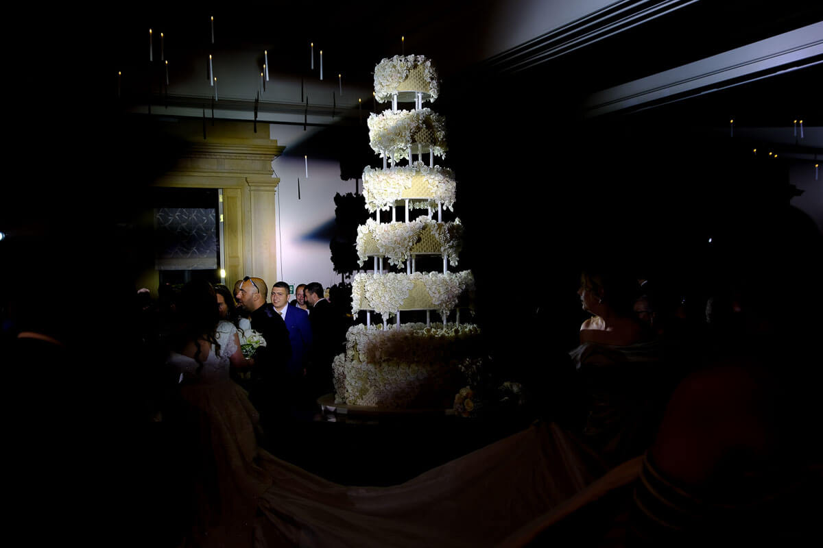 A stunning 6 tier wedding cake