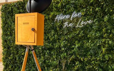 vintage-photo-boooth-hedge-wall-sample-frncesca-miguel-13 vintage Photo Booth in front of a hedge wall with a neon sign - here for the love