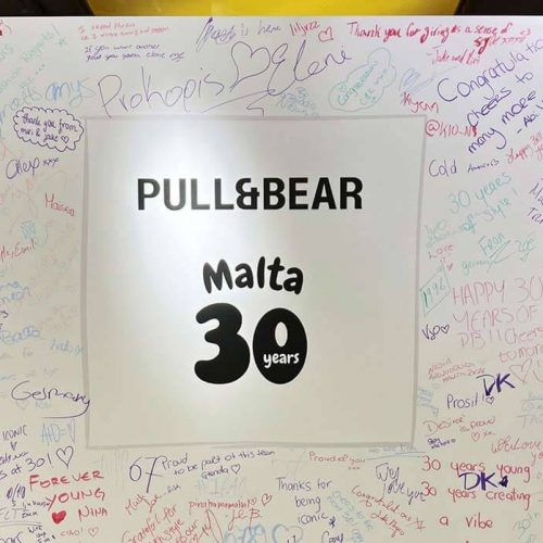 Retail-activation-pull-and-bear-30th-anniversary signature board in celebration of the pull and bears 30th anniversary party