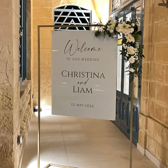 christina-liam-wedding-welcome-sign-villa-overhills Modern minimalist wedding welcome sign for Christina and Liam at the entrance of Villa Overhills.