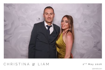 elegant-wedding-guest-portrait-snapshot-booth Wedding guests enjoying the white rose backdrop for a high-quality couple’s portrait.