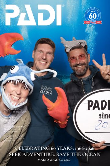 padi-event-photo-booth-guests-03 Smiling PADI event guests posing at the event.